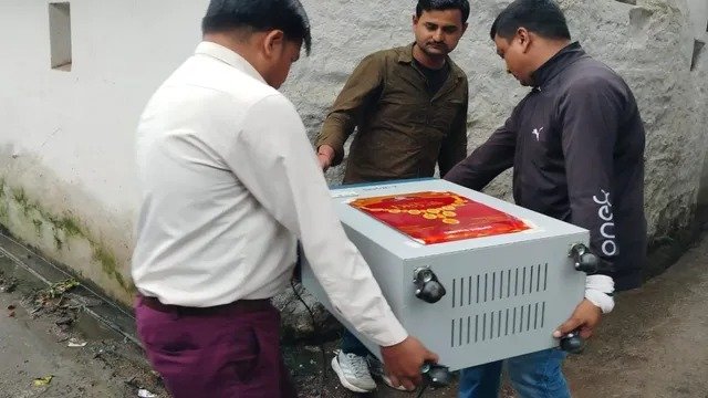 अवैध हथियार की तलाश में पहुंचे ऑटो चालक के घर मिले करोड़ों रुपये, नोट गिनने के लिए मंगानी पड़ी मशीन whatsapp image 2026 08 16 at 11.09.46 am